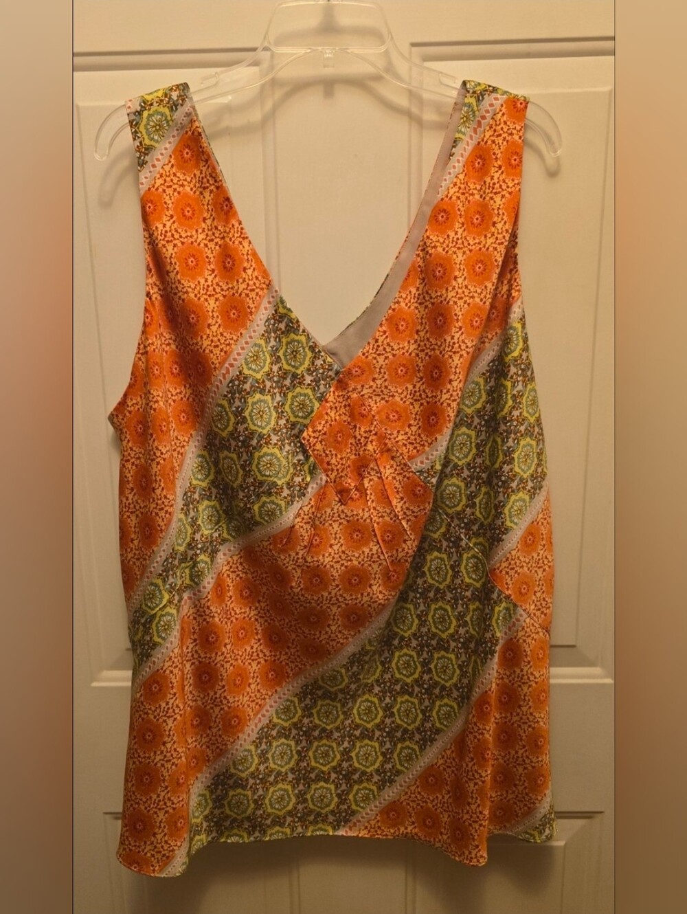 Emma James Woman Sleeveless V-neck Top Size 24W